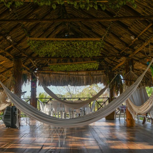 Área común con hamacas para descansar