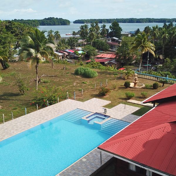 Cabañas tipo Glamping con zona de piscina, vista al mar, cancha de futbol, voleyball y bbq  (Esta opción tiene un valor adicional  de $120.000 por persona - según disponibilidad)